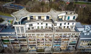 Najsłynniejsza samowola budowlana w Polsce przechodzi do historii. Tak znika kosmiczna willa na dachu