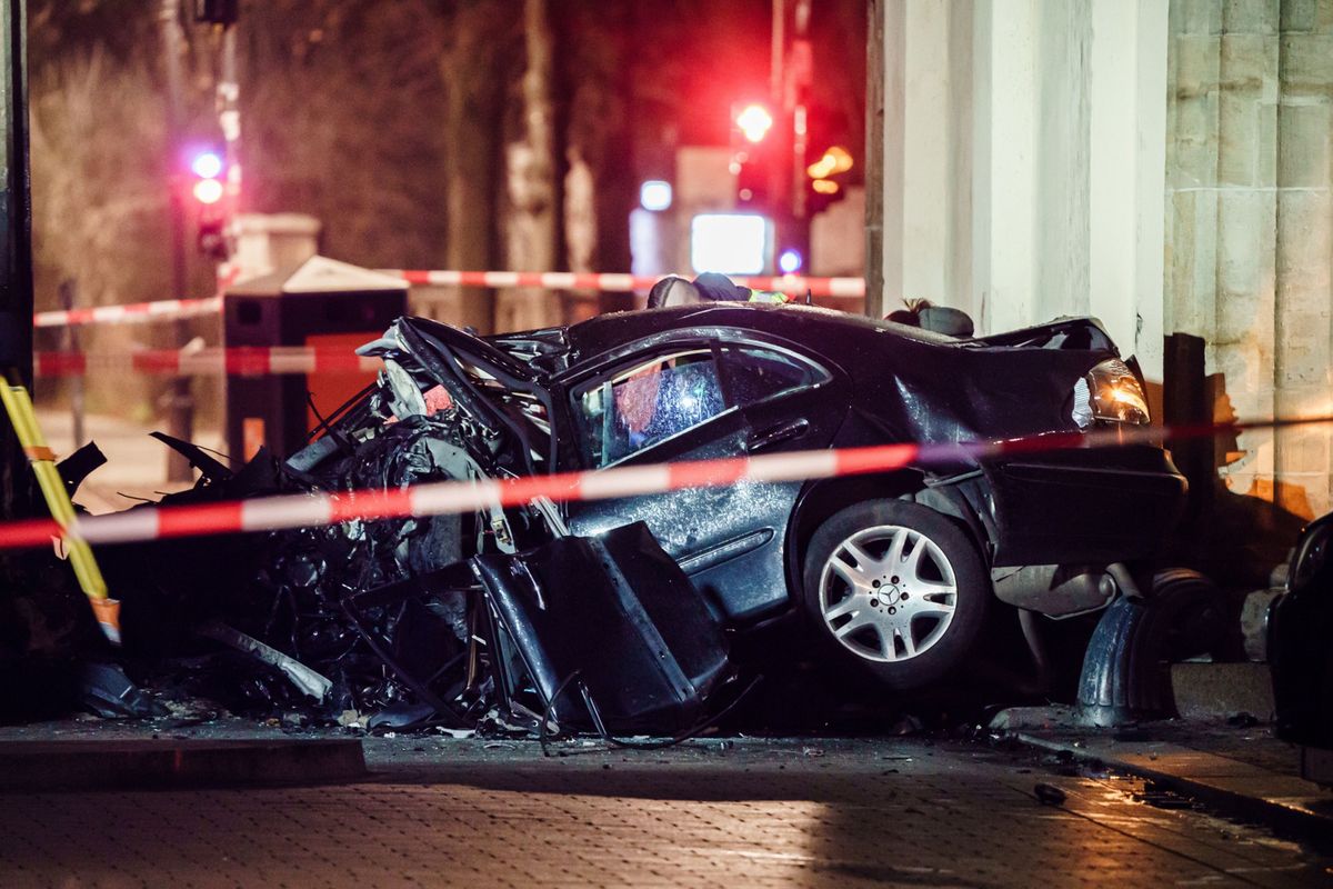 Samochód uderzył w Bramę Brandenburską. Według "Bilda", auto miało polskie tablice rejestracyjne