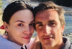 Sebastian Karpiel-Bułecka pozuje na motocyklu. Jego strój jest dośc nietypowy