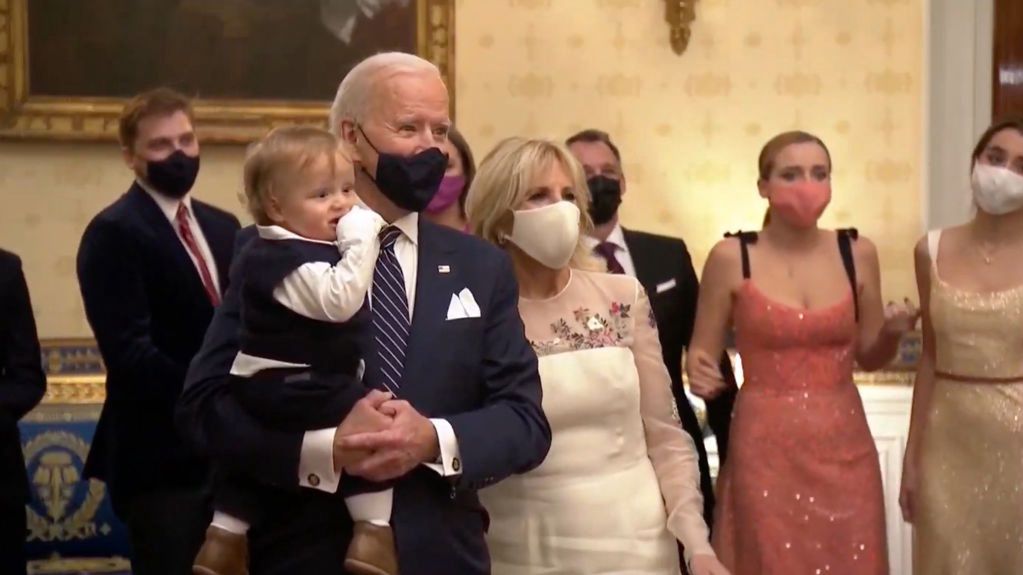 Jill Biden w pięknej sukni, która mówi więcej niż słowa