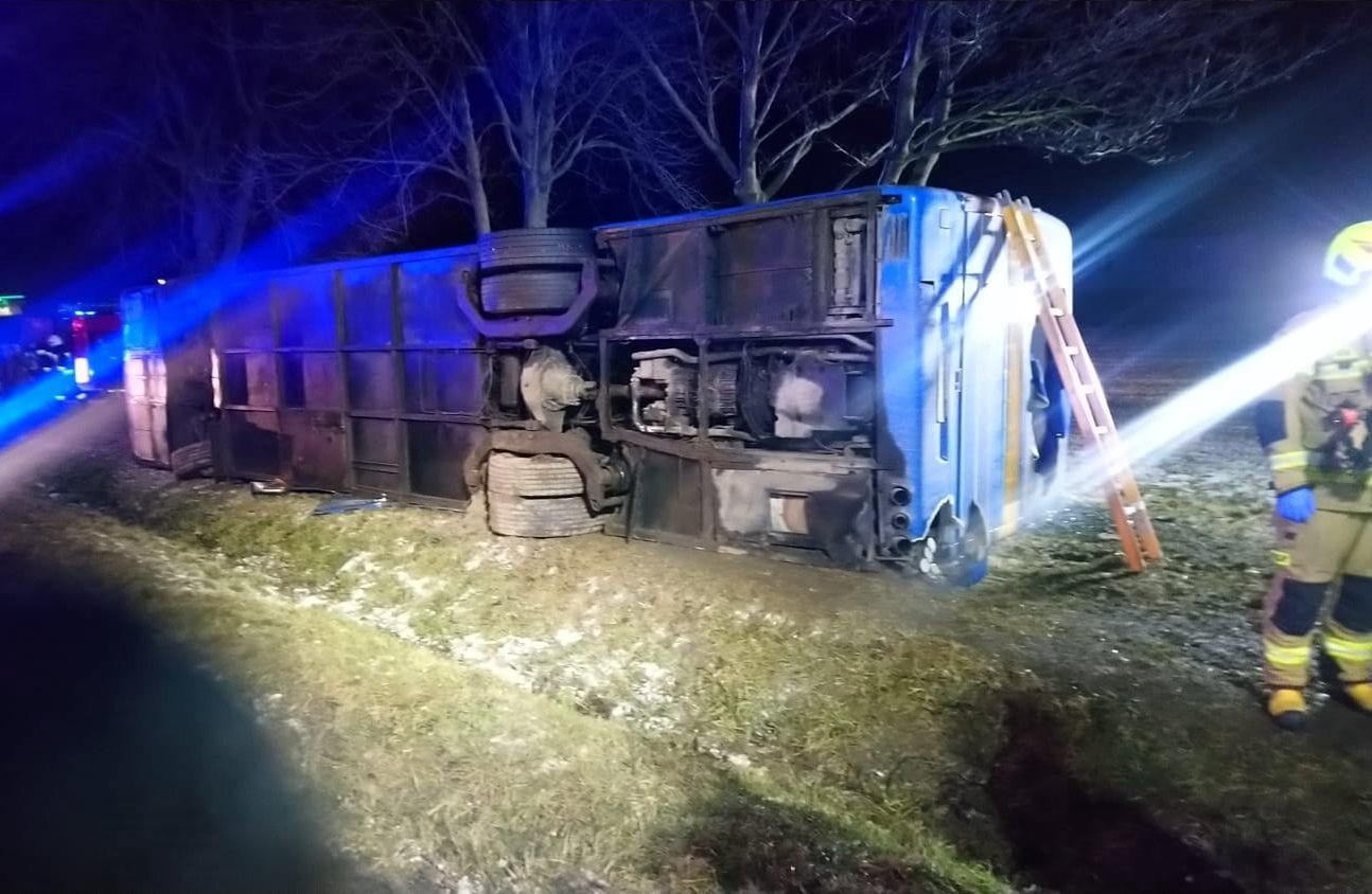 Kierowca prawdopodobnie zasnął. Autobusem jechało 25 osób