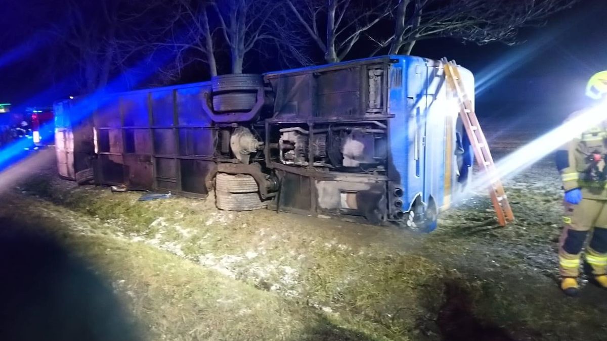 Wypadek autokaru na drodze krajowej nr 17