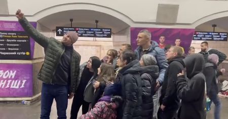 Wzruszające sceny w Kijowie. Bracia Kliczko wspierają mieszkańców w metrze