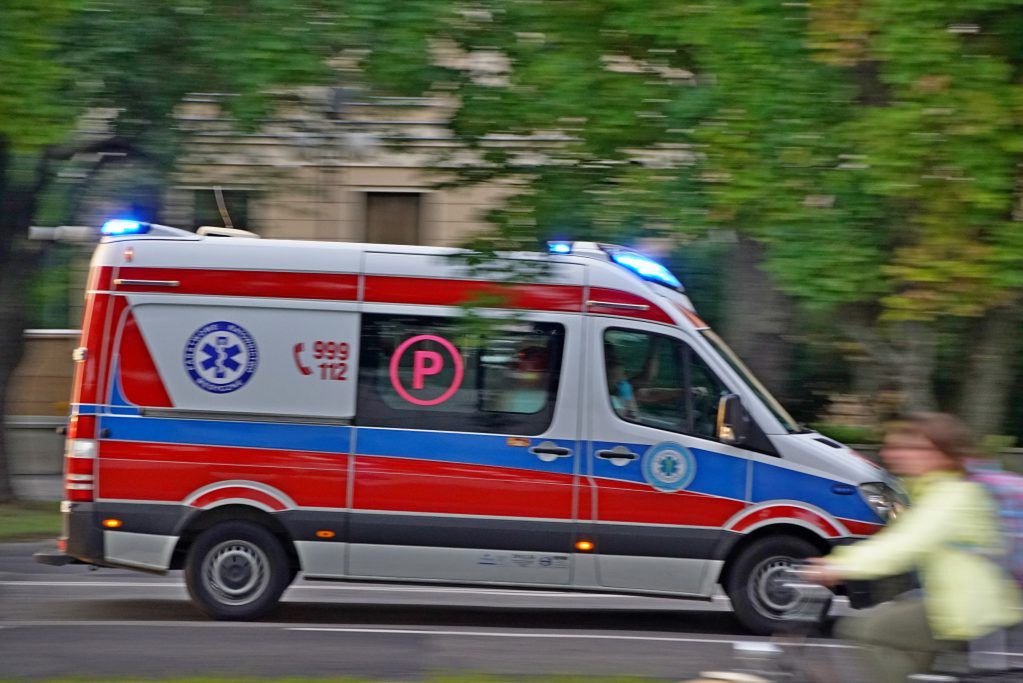 Świdnica: Śledztwo w sprawie śmierci 30-latki po udarze. Prokuratura bada zaniedbania w transporcie medycznym
