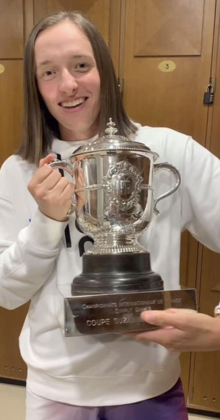 Iga Świątek pozuje z pucharem i dziękuje za wsparcie