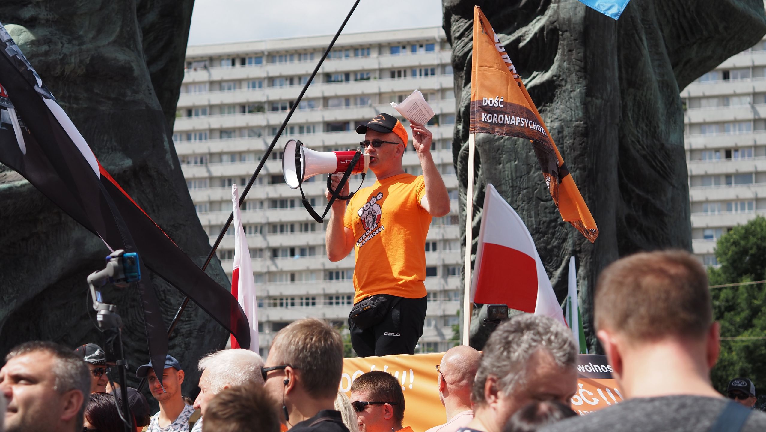 Śląski Marsz Wolności. Tysiące osób na manifestacji antyszczepionkowców w Katowicach