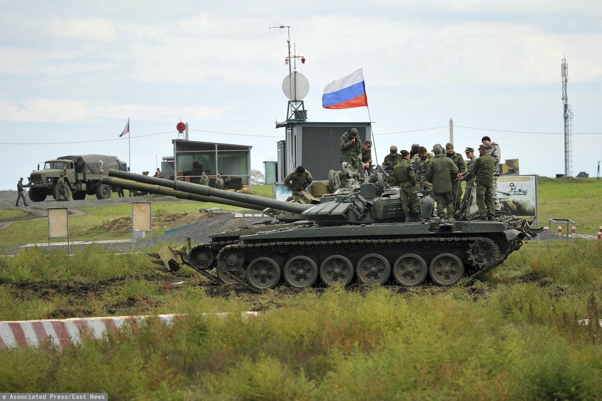 ?wiczenia zmobilizowanych Rosjan w Rostowie
Recruits listen to an instructor standing atop of a tank during a military training at a firing range in the Rostov-on-Don region in southern Russia, Tuesday, Oct. 4, 2022. Russian Defense Minister Sergei Shoigu said that the military has recruited over 200,000 reservists as part of a partial mobilization launched two weeks ago. (AP Photo)
