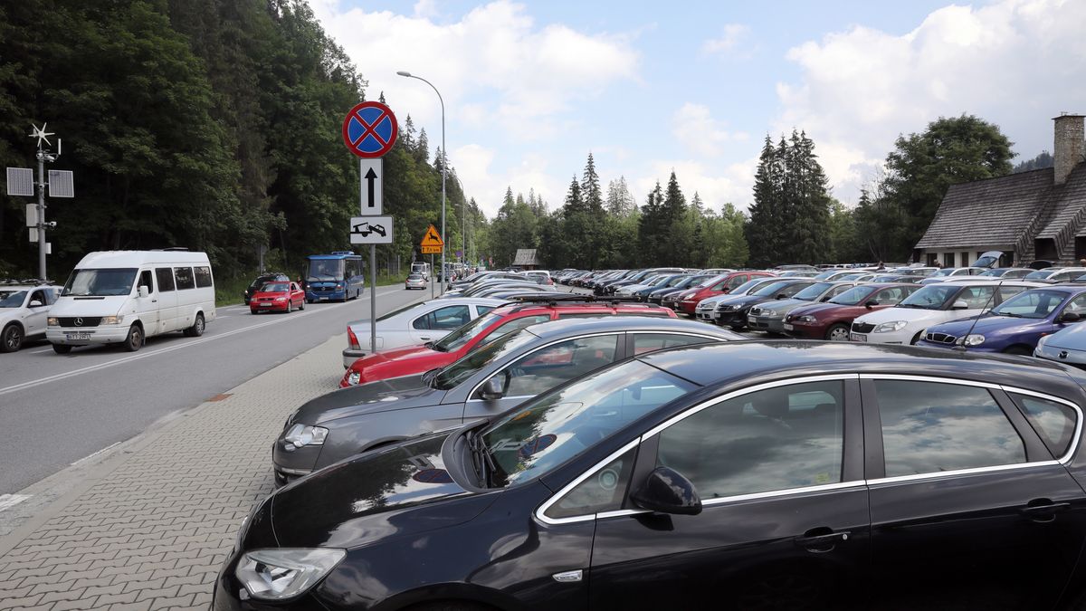 parking na �ysej PolanieGrzegorz Momotkorki, morskie oko, parking, pe�nia, ruch, samochody, sezon, tatry, urlopowy, urlopy, w pe�ni, wakacje