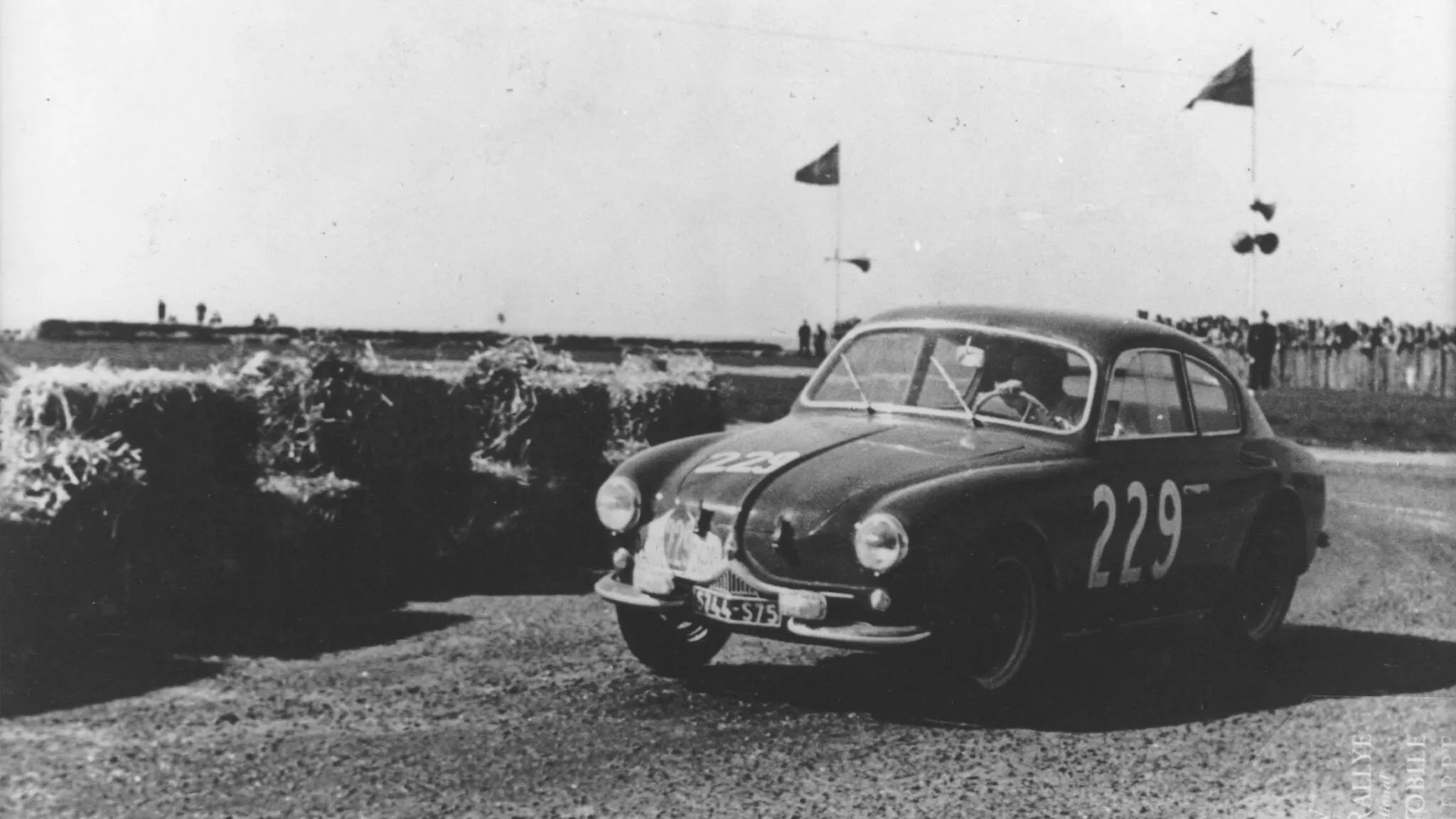 Jean Rédélé w Renault Speciale podczas Rajdu Dieppe 1953
