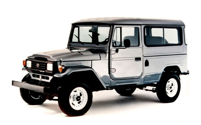 Grzechem byłoby nie wspomnieć o Toyocie Bendeirante. Jest to model bazujący na serii J4, ale produkowany w Brazylii przez tamtejszą fabrykę Toyoty od 1962 roku. Już w 1968 roku Toyota do Brasil była całkowicie niezależna od Japonii i Bendeirante w pewnym sensie zostało konstrukcją samodzielną. Pod maską zamiast silników Toyoty montowano jednostki Mercedesa, a później Daihatsu. Produkcję Bendeirante zakończono dopiero w 2001 roku. Jak doszło do powstania tego specyficznego modelu? Popyt na J4 przerósł podaż i ani import, ani produkcja FJ4 nie zaspokajały potrzeb tego rynku. Toyota otworzyła więc nową fabrykę, w której narodził się Bendeirante.