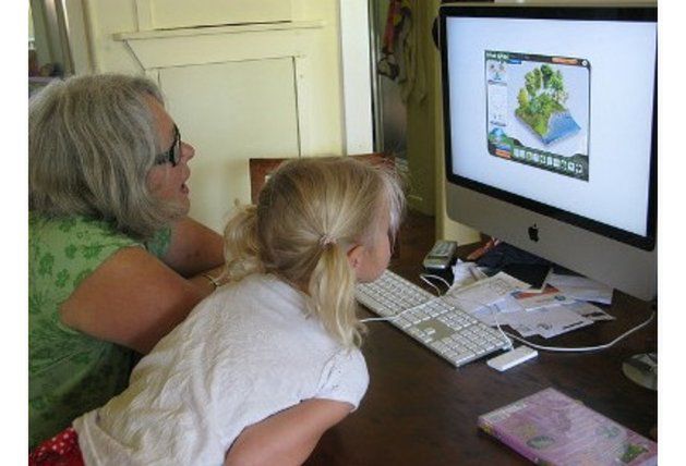 Dzieci chętnie spędzają czas, grając na komputerze. Dołączmy do nich!
