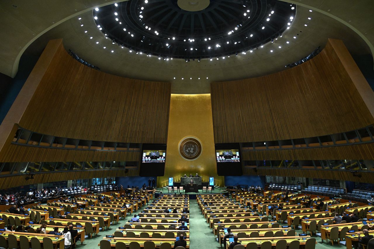 The United States vetoed a UN resolution project on Palestine.