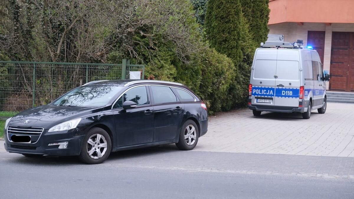Kierowca peugeota potrącił kobietę idącą chodnikiem