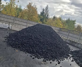 Plaga oszustw. Sprzedają tani węgiel i pellet w internecie. Policja ostrzega