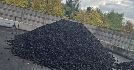 Plaga oszustw. Sprzedają tani węgiel i pellet w internecie. Policja ostrzega