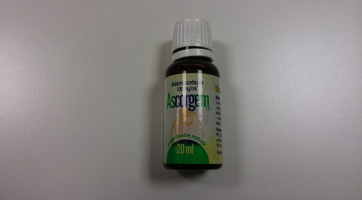 Działa przeciwzmarszczkowo i rozjaśnia przebarwienia oraz blizny