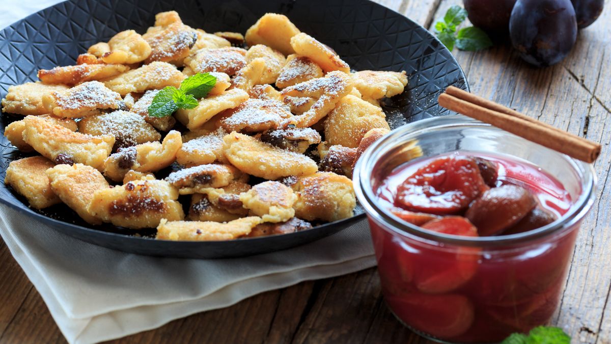 Omlet cesarski jest najlepszy jesienią, gdy są świeże śliwki. 