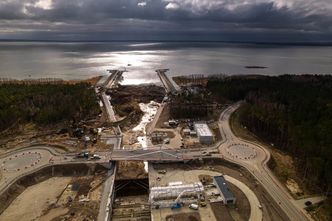 Nowy etap przekopu Mierzei Wiślanej. Trwa testowanie drugiego mostu obrotowego