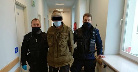 Odpalił fajerwerki na balkonie i rzucił pod nogi spacerującej rodziny z dziećmi. 50-latek zatrzymany