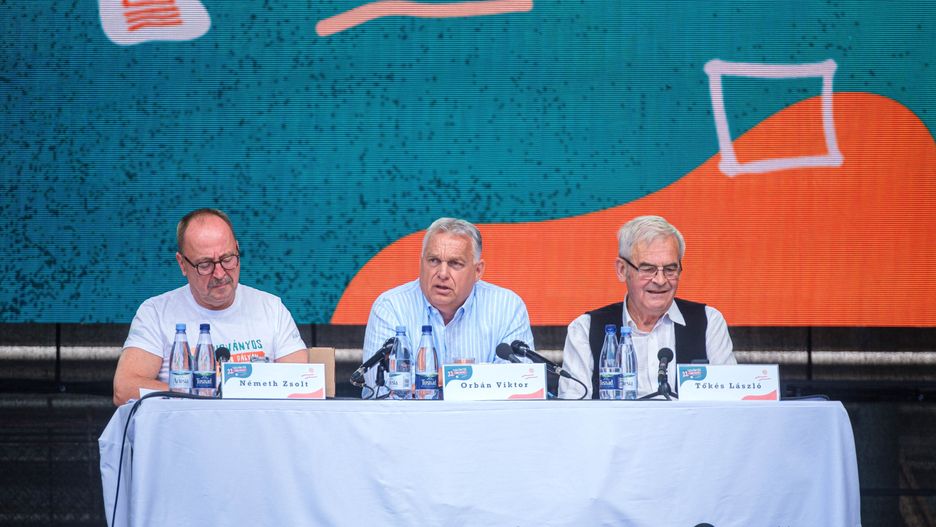 (L-R) Chairman of the Foreign Committee of the Hungarian Parliament Zsolt Nemeth, Hungarian Prime Minister Viktor Orban and President of the Hungarian National Council of Transylvania Laszlo Tokes during the 33th Balvanyos Summer University and Students' Camp in Baile Tusnad, Transylvania, Romania, 27 July 2024. EPA/NANDOR VERES HUNGARY OUT Dostawca: PAP/EPA.
