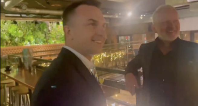 Ludzie z TVP na imprezie z politykami KO. Nabrali wody w usta