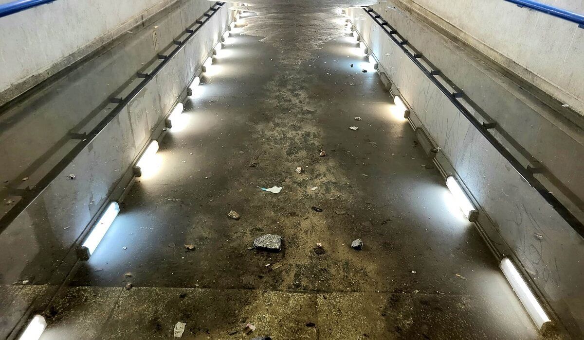 Zalane przejście podziemne pod torami na stacji Lublin Północny
