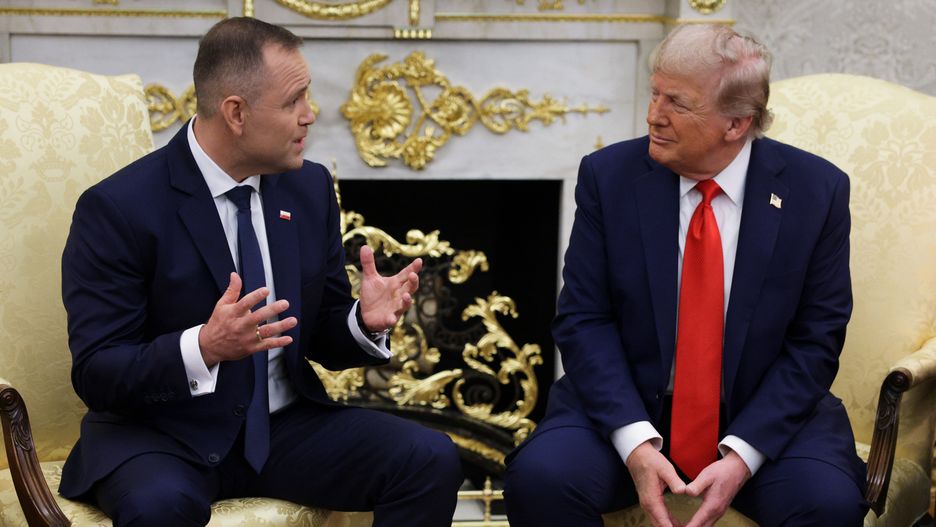 WASHINGTON, DC - SEPTEMBER 03: U.S. President Donald Trump (R) holds a bilateral meeting with Polish President Karol Nawrocki in the in the Oval Office at the White House on September 3, 2025 in Washington, DC. President Nawrocki is visiting Washington to meet with President Trump for a bilateral meeting to discuss the war in Ukraine. (Photo by Alex Wong/Getty Images)