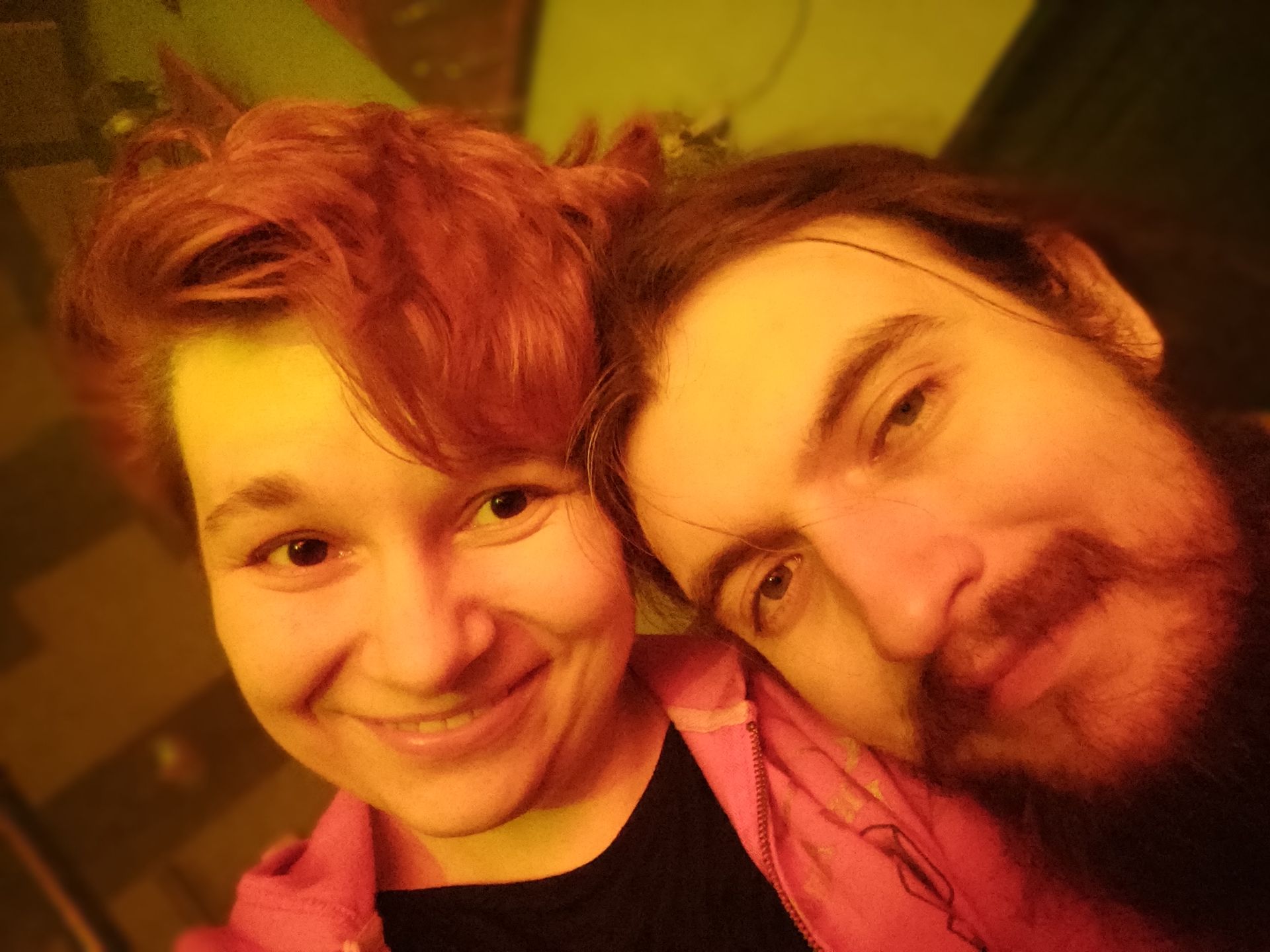 przedni aparat, lekkie rozmycie tła, f/2, ISO 3200, 1/10 s