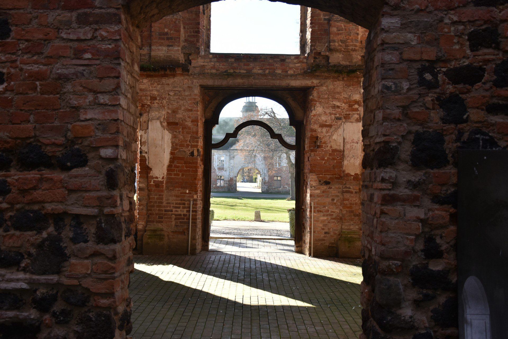 Do dziś przetrwały fasady, kamienne detale architektoniczne i fragmenty posadzek.