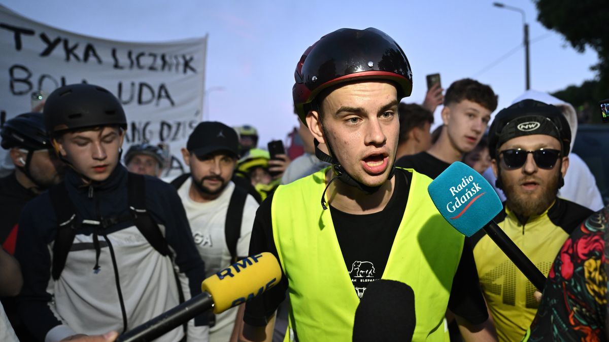 Gdańsk, 24.05.2026. Influencer Piotr Hancke (C), znany jako Łatwogang przyjechał do Gdańska, 24 bm. Piotr Hancke rozpoczął w piątek charytatywny przejazd rowerowy z Zakopanego do Gdańska. Przez większą część trasy zbierał pieniądze na 8-letniego Maksa chorego na dystrofię mięśniową Duchenne?a (DMD). 12 mln zł na ten cel uzbierał w niedzielę rano; kilka godzin później zakończył drugą zbiórkę - dla 4-letniego Adasia. Obecnie trwa zbiórka dla chorego trzeciego chłopca. To kolejna duża akcja charytatywna organizowana przez Łatwoganga. (sko) PAP/Adam Warżawa