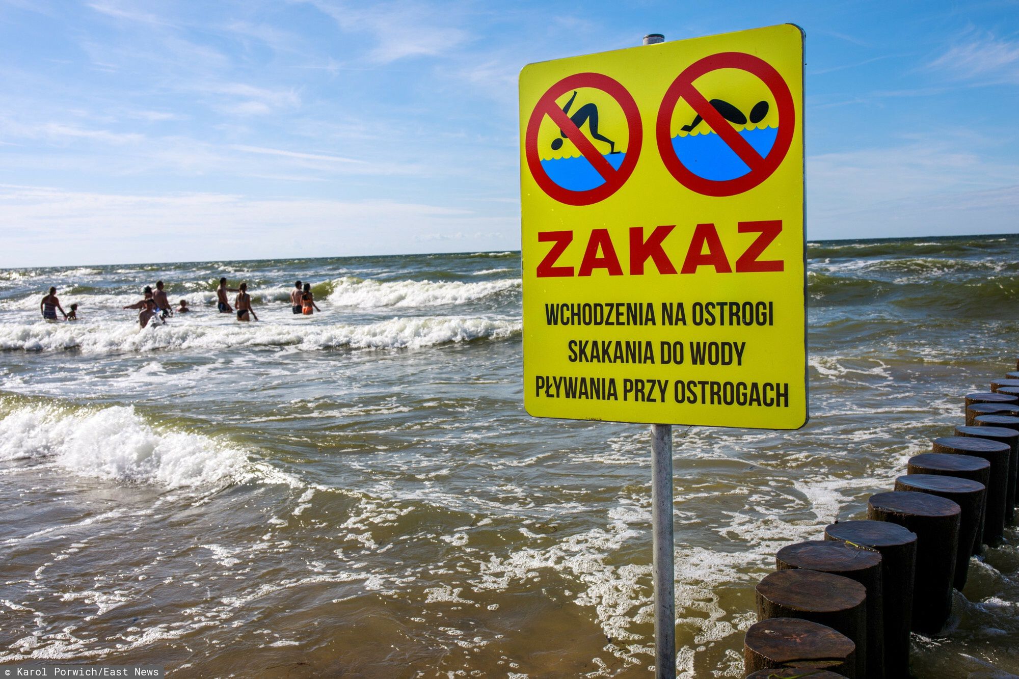 Polska Karol Porwich
Fot. Karol Porwich/East News, Pobierowo, 05.08.2024. Ludzie na plazy podczas wypoczynku. N/z: Zakaz wchodzenia na ostrogi.
KP