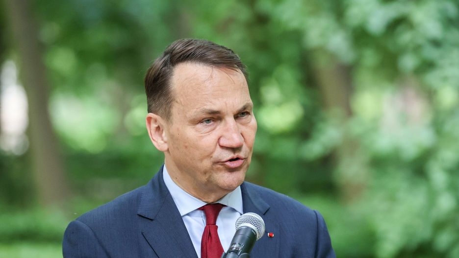 W ?azienkach zasadzono Drzewko Europejskie
Fot. Wojciech Olkusnik/East News, Warszawa, 29.05.2024. Uroczystosc zasadzenia Drzewka Europejskiego upamietniaj?cego 20-lecie wstapienia Polski do Unii Europejskiej, w ?azienkach Kr�lewskich. W wydarzeniu wzieli udzial minister spraw zagranicznych, ambasador Belii oraz przedstawiciele korpusu dyplomatycznego pa?stw UE.
N/z: minister Radoslaw Sikorski
Wojciech Olkusnik