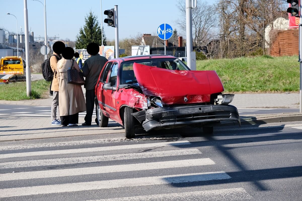 Zderzenie renaulta z toyotą na skrzyżowaniu ulic Krańcowa, Długa i Dywizjonu 303