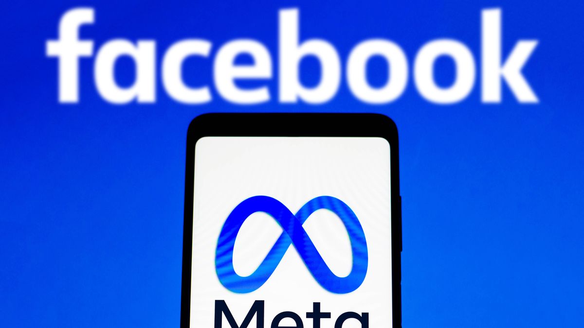 Zdjęcie ilustracyjne przedstawiające logo koncernu Meta na tle loga Facebooka