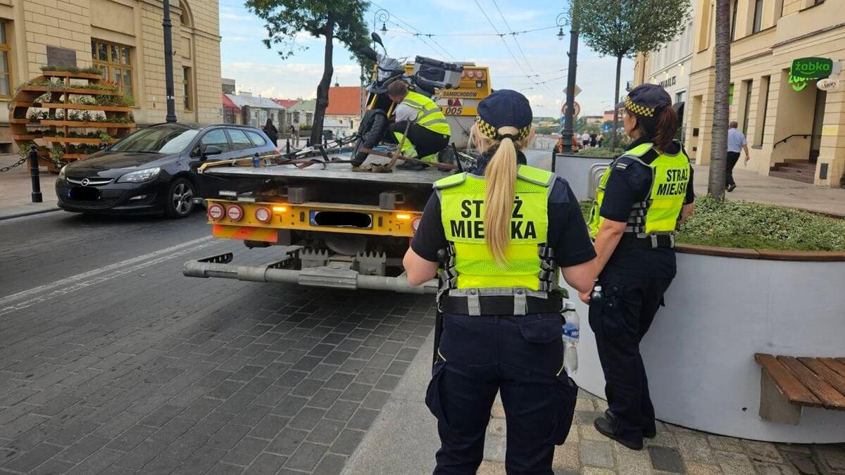 Strażnicy miejscy odholowali zaparkowany przy Bramie Krakowskiej motocykl