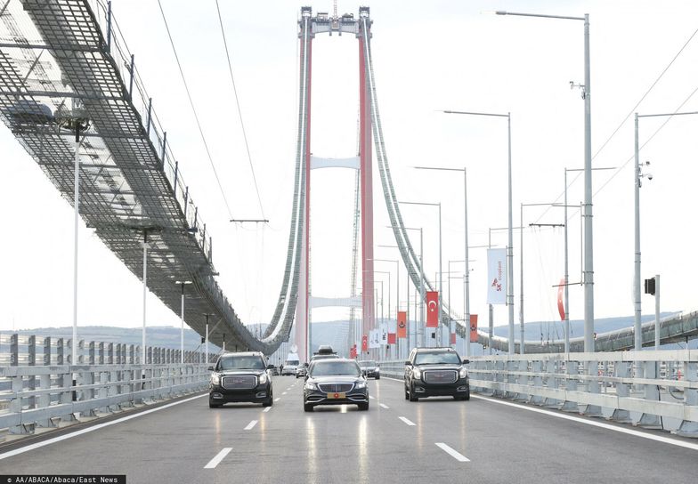 To najdłuższy wiszący most na świecie. Łączy Europę z Azją