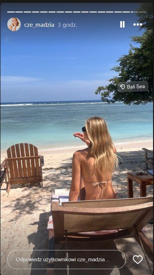 Żona Rafała Mroczka czyta Biblię na plaży