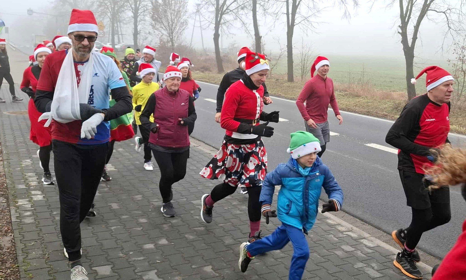 Pierwszy Bieg Mikołajkowy w Przeciszowie cieszył się dużym zainteresowaniem mieszkańców