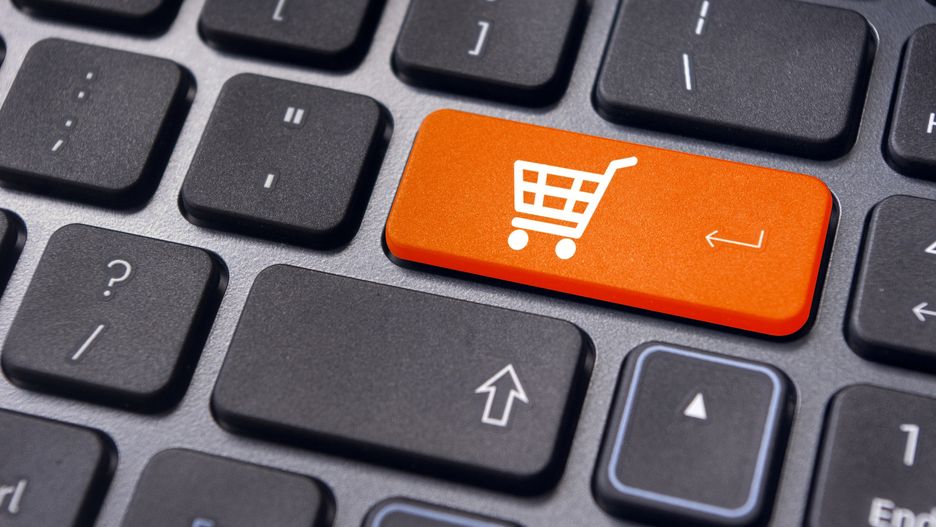 Bezpieczne zakupy przez internet. Co dzień wybierają się na nie tysiące Polaków