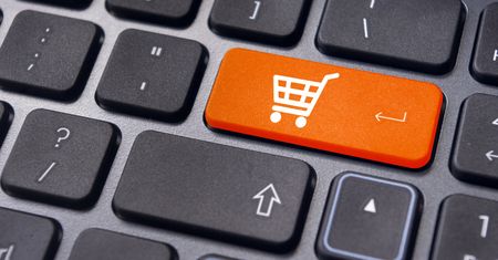 Bezpieczne zakupy przez internet. Co dzień wybierają się na nie tysiące Polaków