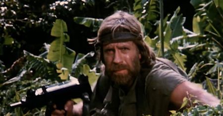 Chuck Norris w bezkompromisowej walce o przetrwanie. Dziś wieczorem w TVP1 prawdziwy klasyk!