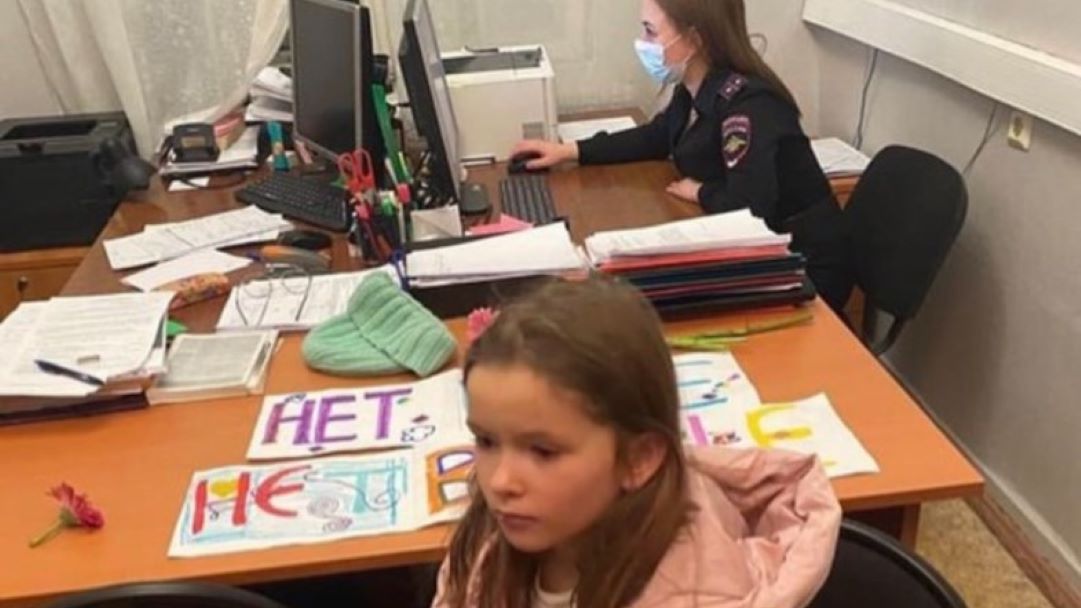 Zdjęcia wskazują na to, że dzieci zostały zatrzymane przez policję za niesienie antywojennych transparentów 