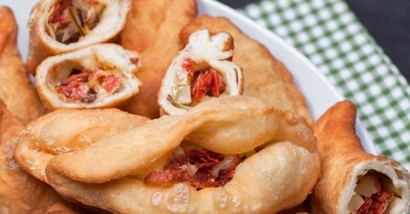 Włoska pizza zamknięta w bułce. Zabierz bombery na czerwcówkę