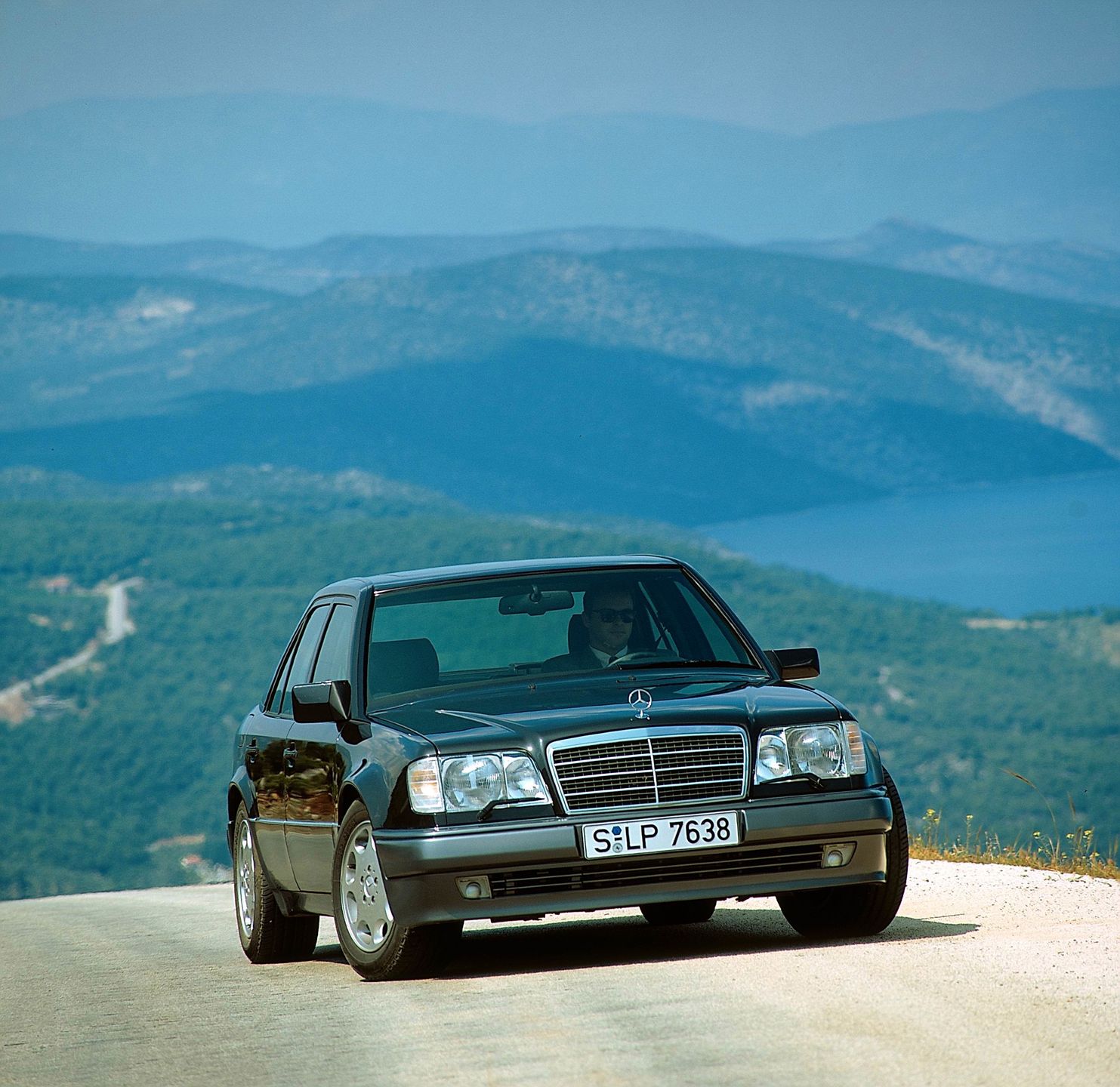 Mercedes E 500 przeszedł lifting nadwozia i zabrano mu 6 KM mocy.
