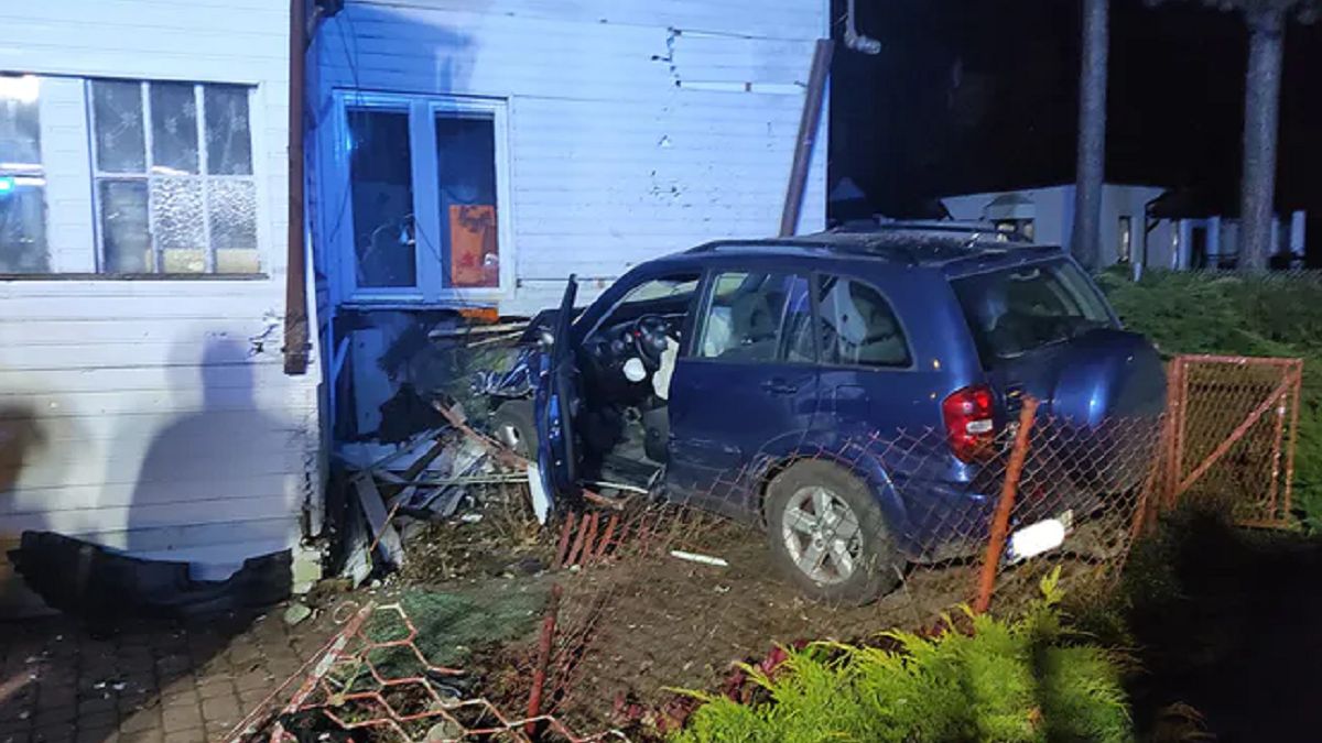 Samochód uderzył w dom
