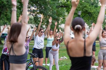 Bydgoszcz: Joga na trawie w parku Kochanowskiego. Za nami kolejne zajęcia. Mamy zdjęcia!