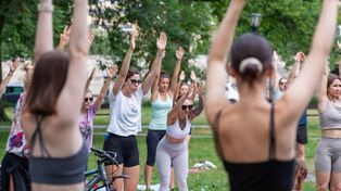 Bydgoszcz: Joga na trawie w parku Kochanowskiego. Za nami kolejne zajęcia. Mamy zdjęcia!