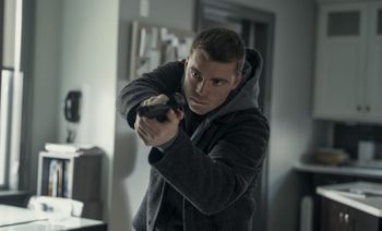 Pościgi, zamachy i pakt z diabłem. Zwiastun "Nocnego agenta" nie daje odetchnąć