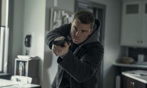 Pościgi, zamachy i pakt z diabłem. Zwiastun "Nocnego agenta" nie daje odetchnąć