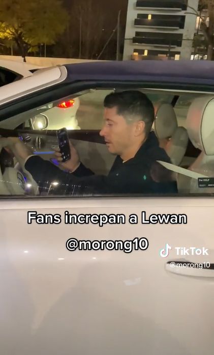 Robert Lewandowski jeździ po Barcelonie nowym mercedesem